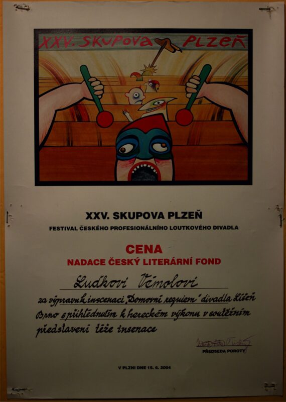 The award for Luděk Vémola for the set design of the production Domovní Requiem.
