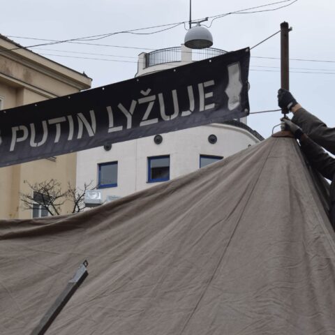 https://www.theatrelisen.com/wp-content/uploads/2022/10/Putin_lyzuje-Brnensky_sedmnacty_foto_Jan_Blazek-2JPG-480x480.jpg