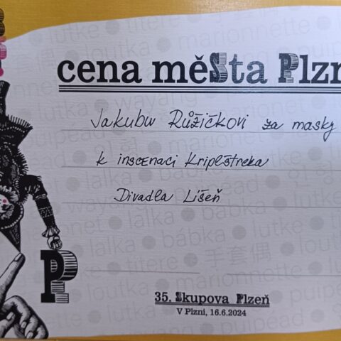 https://www.theatrelisen.com/wp-content/uploads/2024/06/Cena-mesta-Plzne-vytvarnikovi-Jakubu-Ruzickovi-za-masky-k-inscenaci-Ktriplstreka-480x480.jpg
