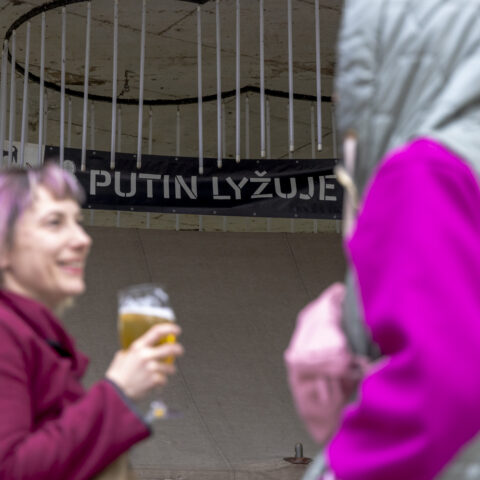 https://www.theatrelisen.com/wp-content/uploads/2025/04/Putin-lyruje-v-Ziline-foto-Simon-Pavek-1-2-480x480.jpg